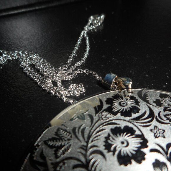 Silver Floral pattern necklace with earrings Jewelry Set - Picture 4 of 8